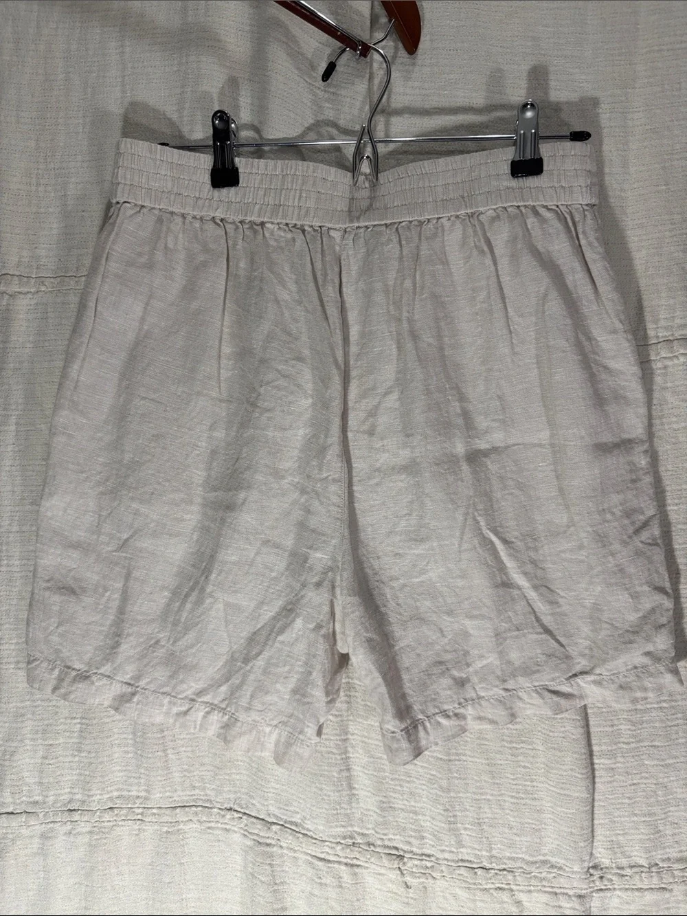 Tahari 100% Linen Cream Pleated Mid Rise Shorts Size Medium Coastal Resortwear